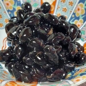 ふっくらつやつやの黒豆煮